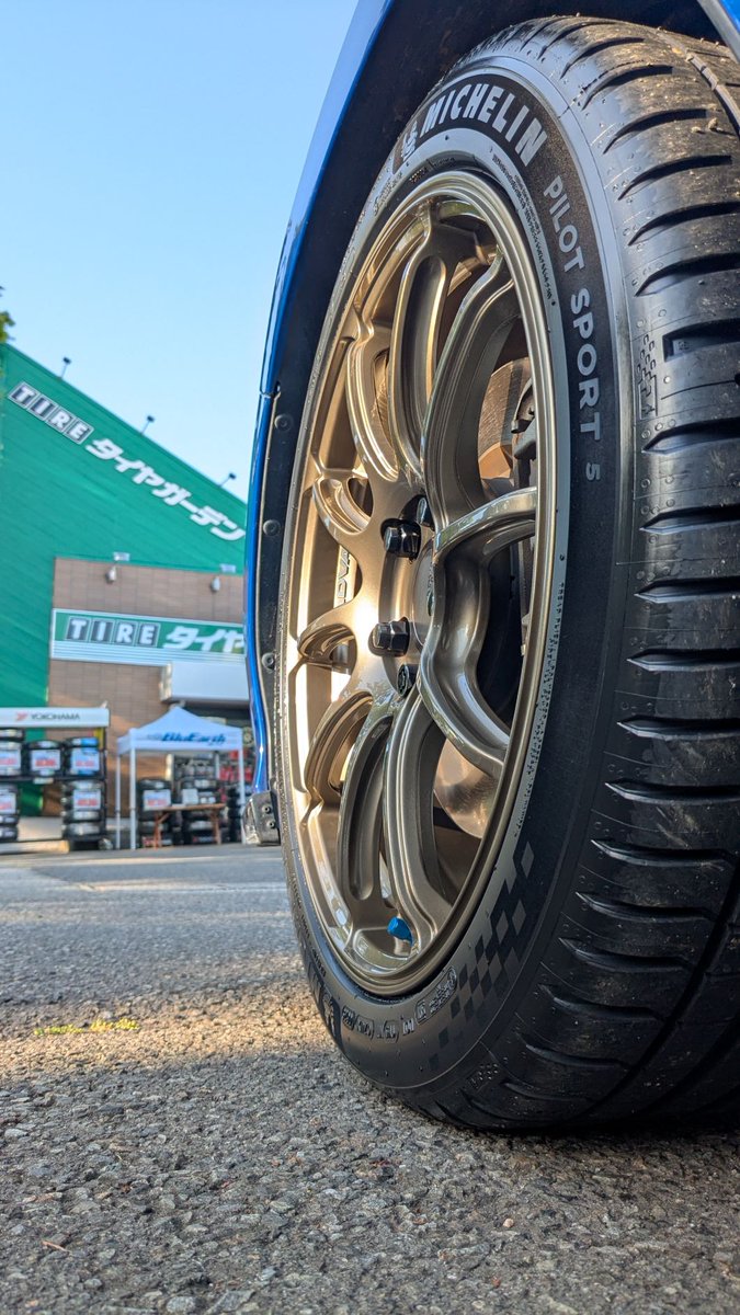 tg_totsuka's tweet photo. スバル レヴォーグにRZII RACING BRONZE装着させていただきました。
スバルを象徴するボディカラーにブロンズが映えます。
#ADVAN
#RZII
#スバル
#レヴォーグ
#タイヤガーデン戸塚 https://t.co/5Wmhk13pfF