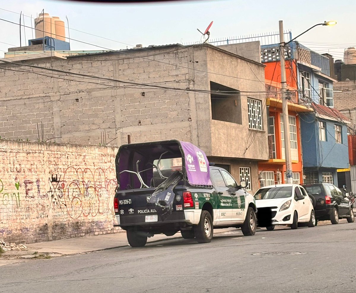 DenisDeJesusH's tweet photo. @SSC_CDMX @BlindarMH @AtencionBMH @AlcaldiaMHmx @mauriciotabe 
Encontramos dos patrullas de la alcaldía Miguel Hidalgo muy lejos de su jurisdicción. En calle Av. Granjas , Jardines de cerro gordo , Ecatepec de Morelos. https://t.co/EHaZLfurdG