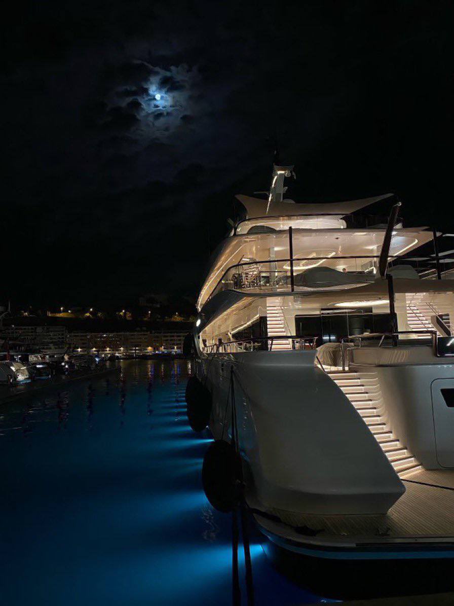 MSOSIMI's tweet image. #بوح_اخر_الليل

ما اعرف اجازيك يارعي الردا بالردا 
اعرف الاقفايه الي مابعدها رجوع.