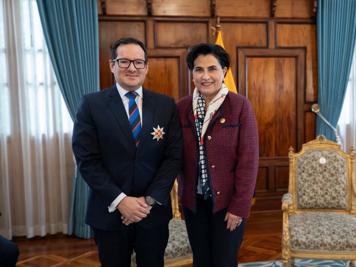 CancilleriaEc's tweet photo. Además, la Canciller entregó diplomas de reconocimiento a funcionarios por su destacada labor dentro de la Institución, con el compromiso de servir a los ecuatorianos dentro y fuera del país. https://t.co/KmLmC9cbaT