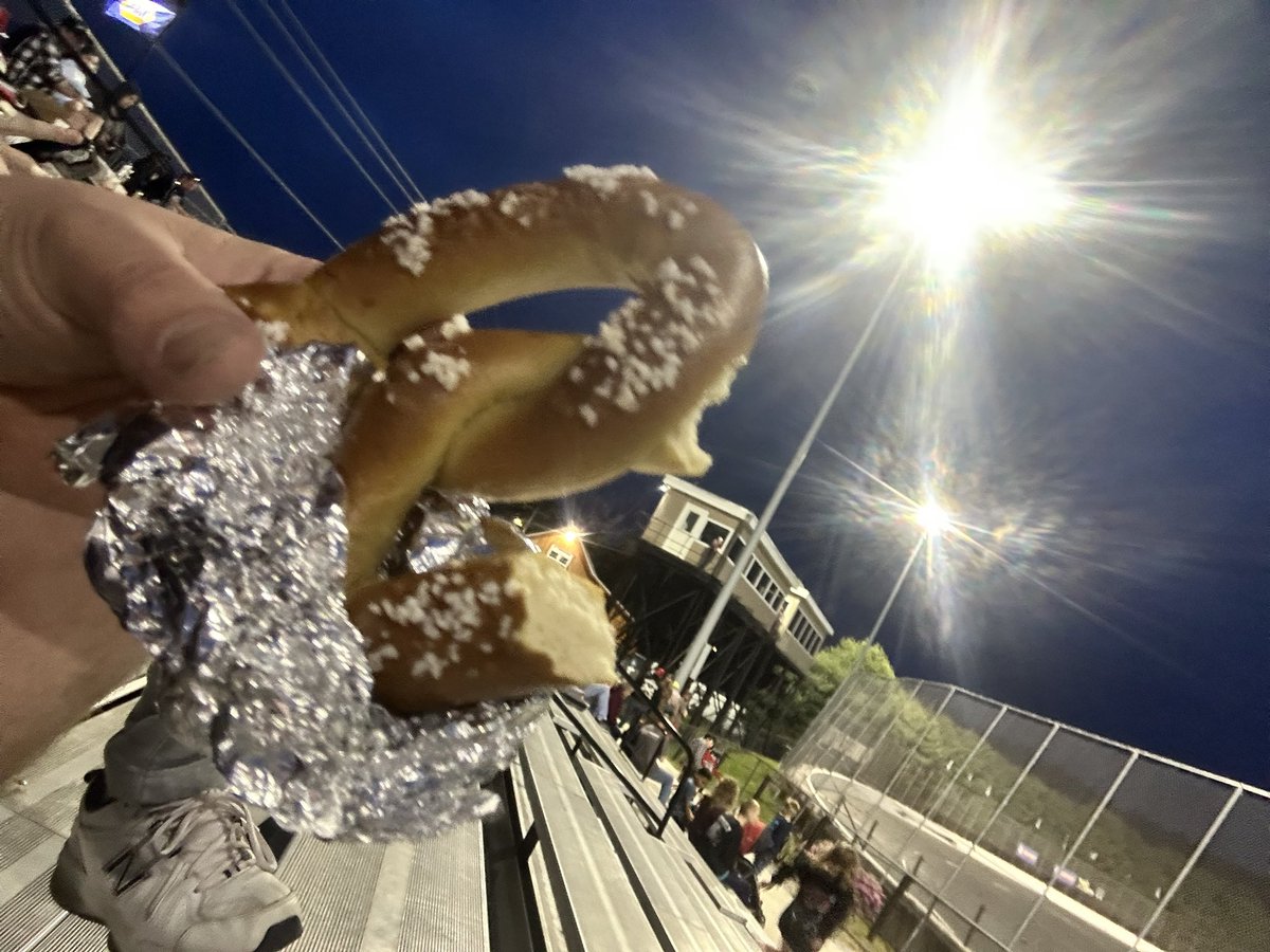 fishingfrank99's tweet photo. Trying to have a speedway pretzel BUT ITS 10 DOLLARS #taxtherich #fuckem #poundtherock https://t.co/CkLq3MUbsG