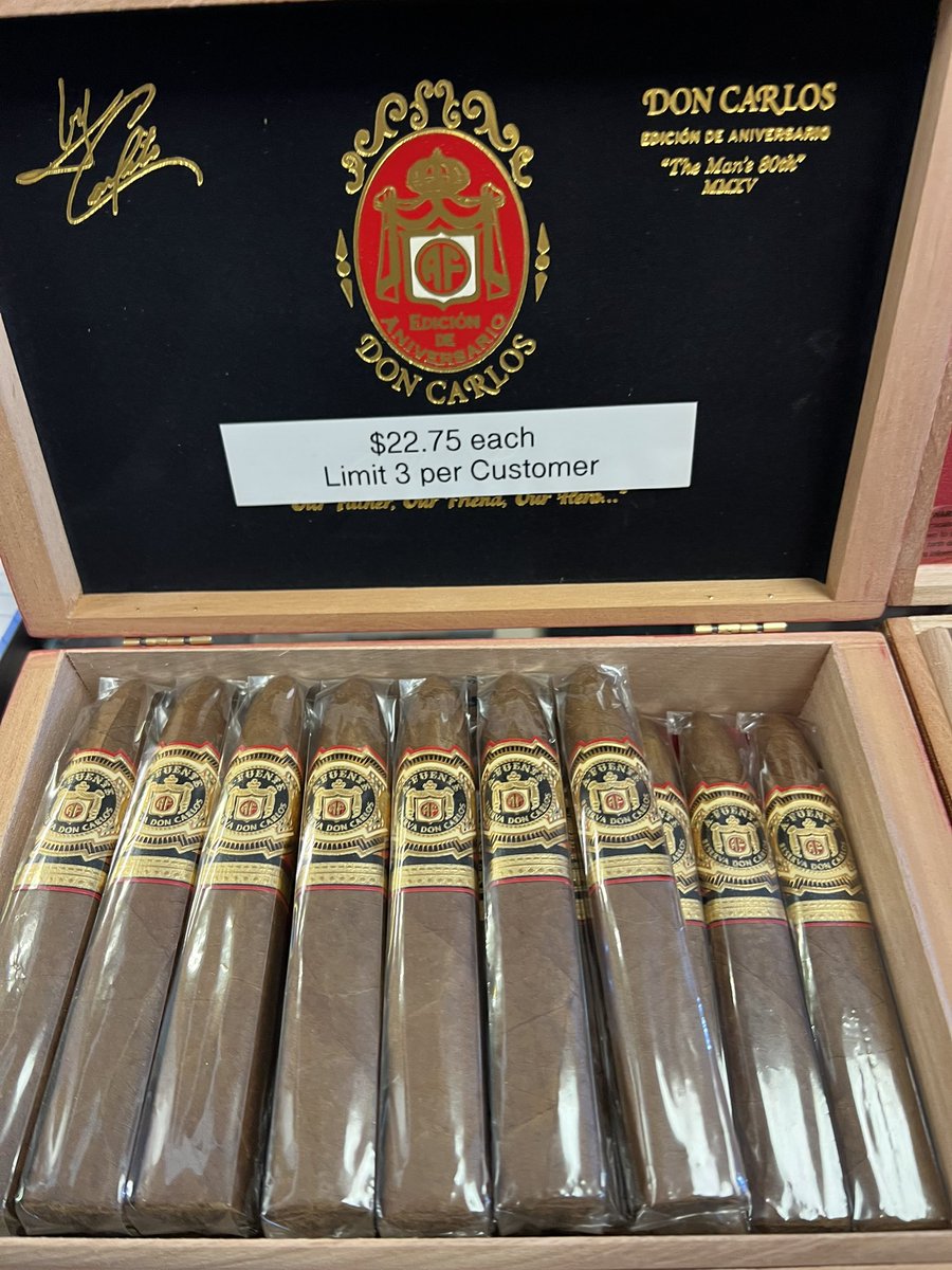 The_Maduro_Room's tweet photo. Sharks! #fuentefriday #maduroroom #cigars #onlyfuenteisfuente #sharkweek https://t.co/FfoGHepKRM