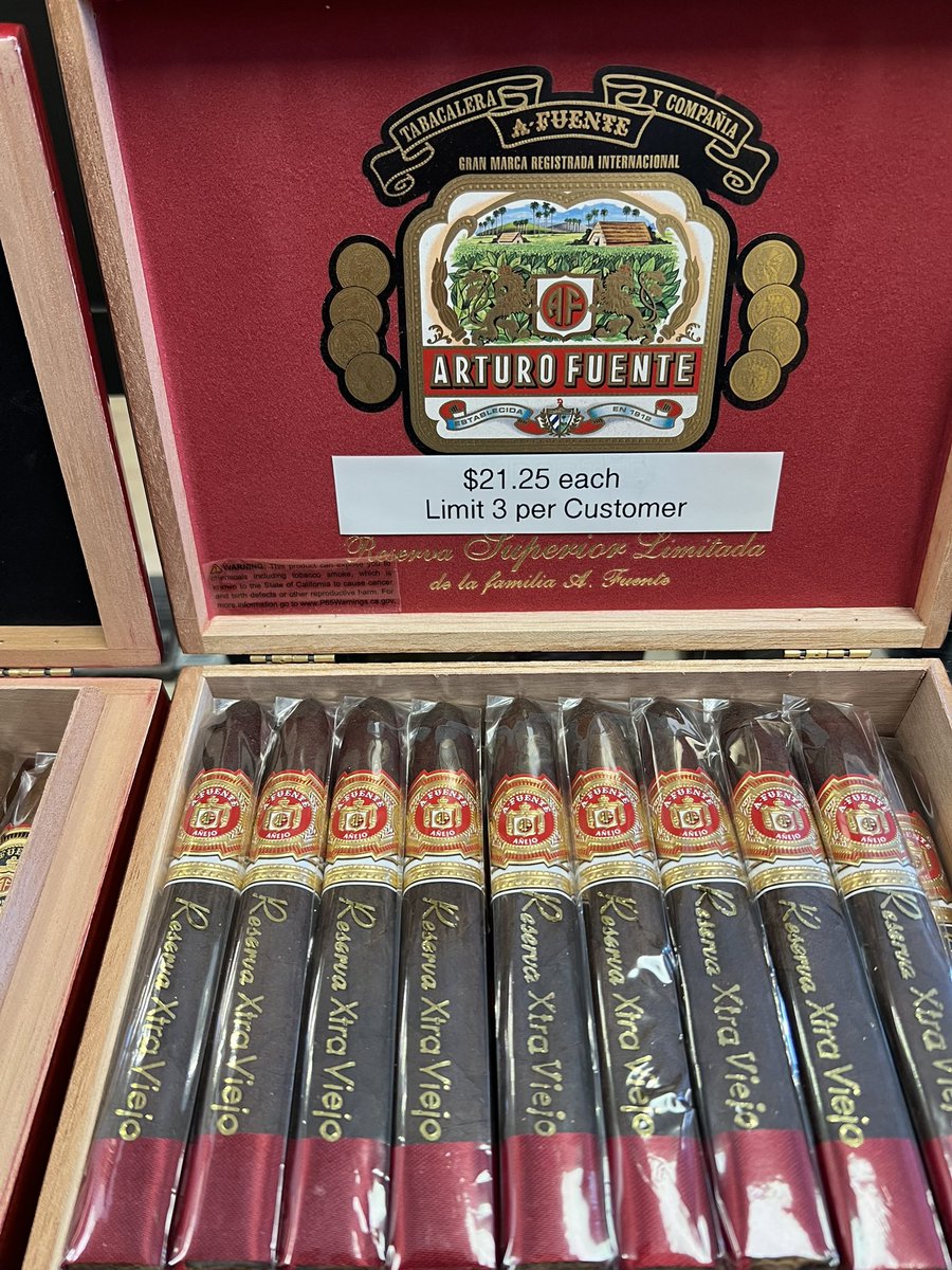 The_Maduro_Room's tweet photo. Sharks! #fuentefriday #maduroroom #cigars #onlyfuenteisfuente #sharkweek https://t.co/FfoGHepKRM