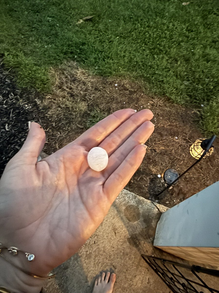 Lyss_724's tweet photo. @ryanhallyall hail in Bowling Green, KY. Sirens are going off https://t.co/gPQrN381y5