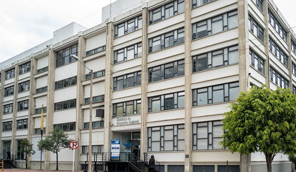 Mineducacion's tweet image. ¡Atención! 🚨
Desde el Ministerio de Educación Nacional expresamos nuestro rechazo a las acciones violentas presentadas en diferentes campus universitarios del país y solicitamos investigación inmediata ante las denuncias de los estudiantes de la @udeatlantico.

Más información…