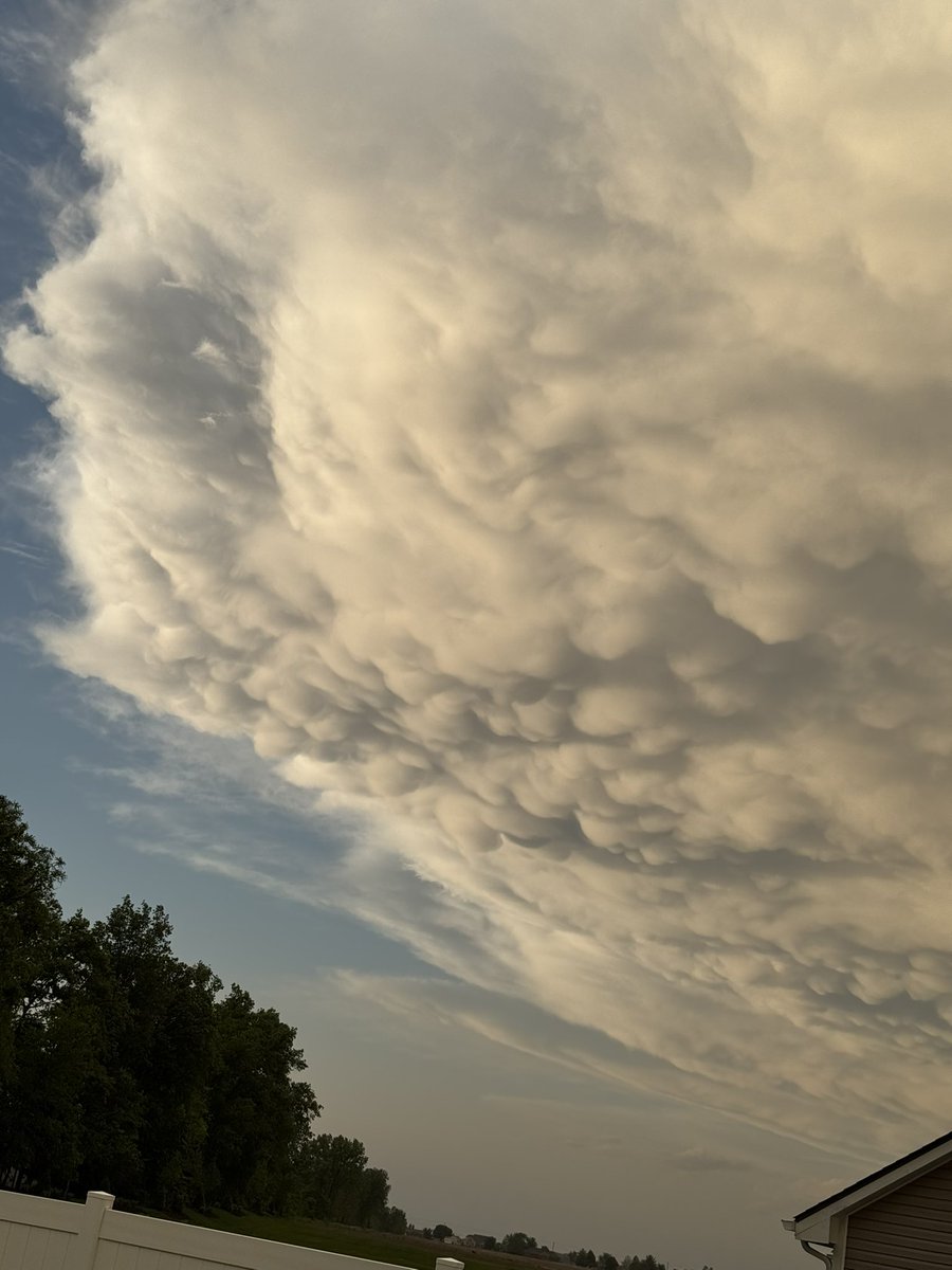 KoyCon's tweet photo. @bam_weather never seen clouds like this before. North of Danville IN https://t.co/9tQaCPCbVI