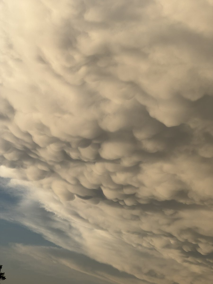 KoyCon's tweet photo. @bam_weather never seen clouds like this before. North of Danville IN https://t.co/9tQaCPCbVI