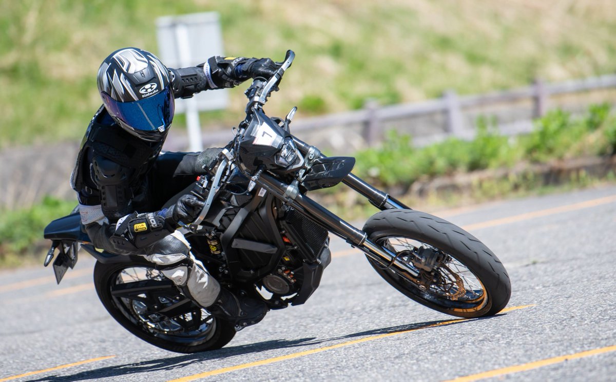 cbr_like's tweet image. いつも素敵な写真ありがとうございます。
＃長野モトジムカーナ練習会
#ultrabee
#ウルトラビー