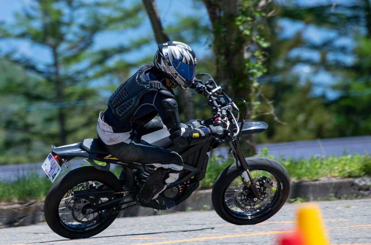 cbr_like's tweet image. いつも素敵な写真ありがとうございます。
＃長野モトジムカーナ練習会
#ultrabee
#ウルトラビー