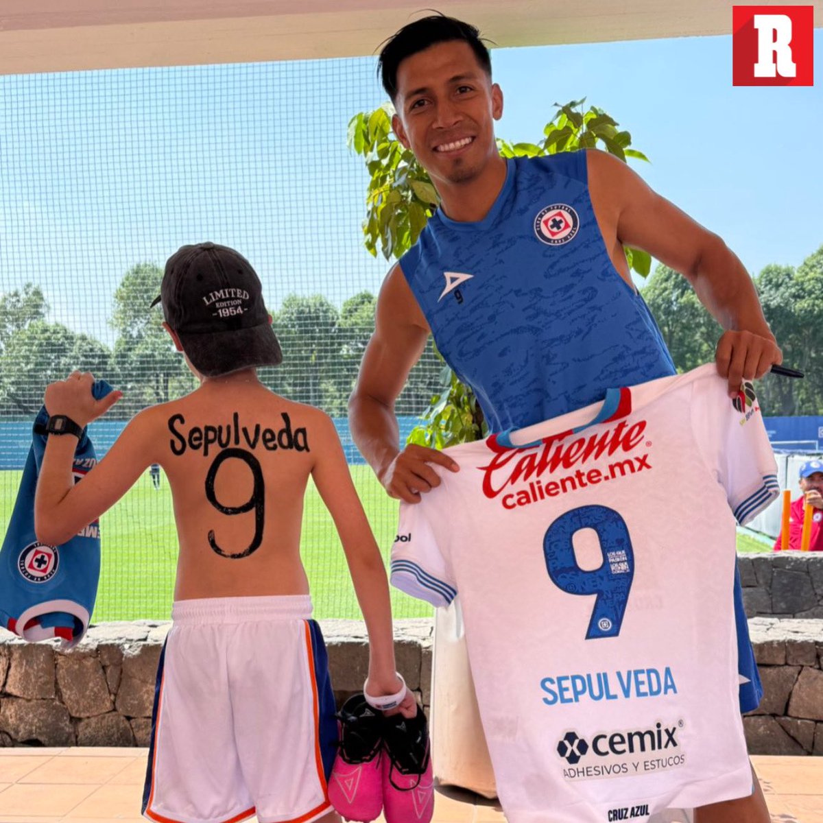 record_mexico's tweet photo. SE CUMPLIÓ 👕🐰9️⃣

Luego de que RÉCORD grabara a un pequeño con la espalda pintada del jersey de Sepúlveda, Ángel dio con él y le obsequió su playera. 

📸 @CruzAzul https://t.co/t4KIdsCcuF