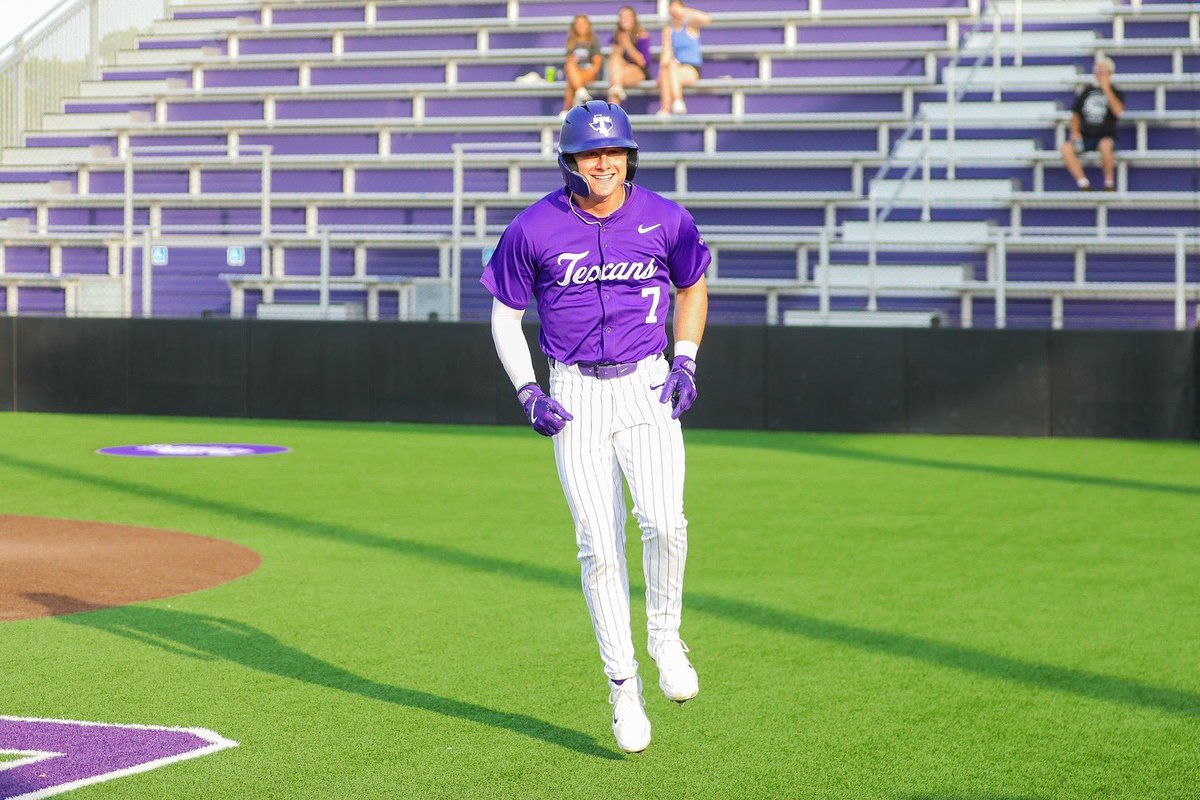 TarletonBase's tweet image. TYSON HITS A BOMB TO LEAD OFF GAME TWO🔥