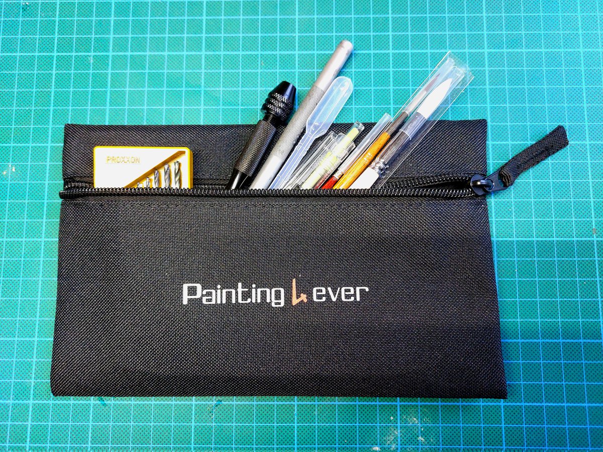 As some people know, I came up with the idea of merchandising for #artists. I always have so much fun coming up with new ideas. A pencil case with the #Painting4ever logo for tools etc. The brushes fit in too 🤘🤩