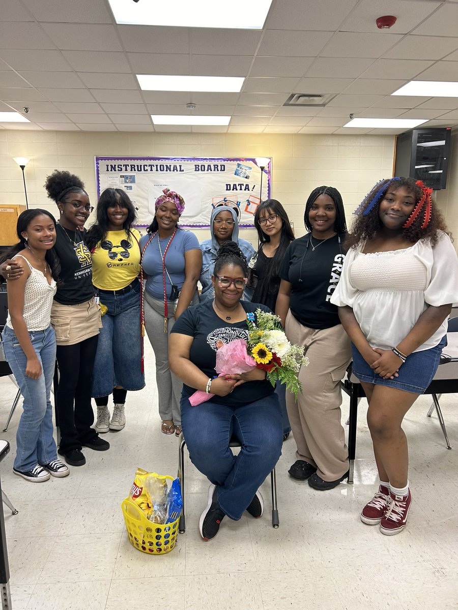 Principal Costa (@principal_costa) on Twitter photo These FBLA Seniors surprised Ms. Glover with flowers and a video to say thank you. Thank you for impacting their lives and inspiring them. If it's just a job, you'll miss out on moments like this. For her, it's a ministry. Thank you 🏴☠️ 🪨 <a href="/DCSD_HSArea/">DCSD - High School Area</a> These FBLA Seniors surprised Ms. Glover with flowers and a video to say thank you. Thank you for impacting their lives and inspiring them. If it's just a job, you'll miss out on moments like this. For her, it's a ministry. Thank you 🏴☠️ 🪨 <a href="/DCSD_HSArea/">DCSD - High School Area</a>