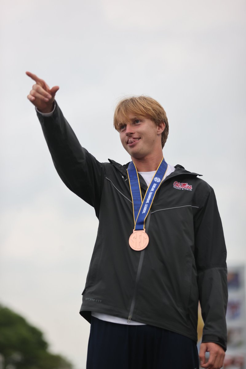 OleMissTrack's tweet image. There are now two 18-foot pole vaulters in Ole Miss history.

They both have the last name Kendricks 🥹

#HottyToddy x #SECTF