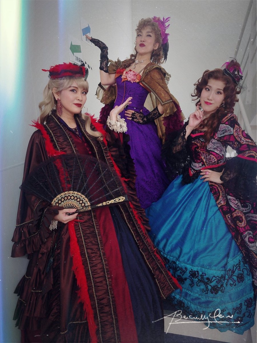 #ミュージカルフランケンシュタイン 
闘技場の賭け事に興じる、頭のおかしいギャンブラー達♥
三木麻衣子さん＆伊宮理恵ちゃん✨️
三者三様なドレスにもご注目下さい👠

さぁ、最終地！兵庫公演の幕が上がる！
本日15時開演です🐻
お待ちしております✨️
#神戸国際会館こくさいホール