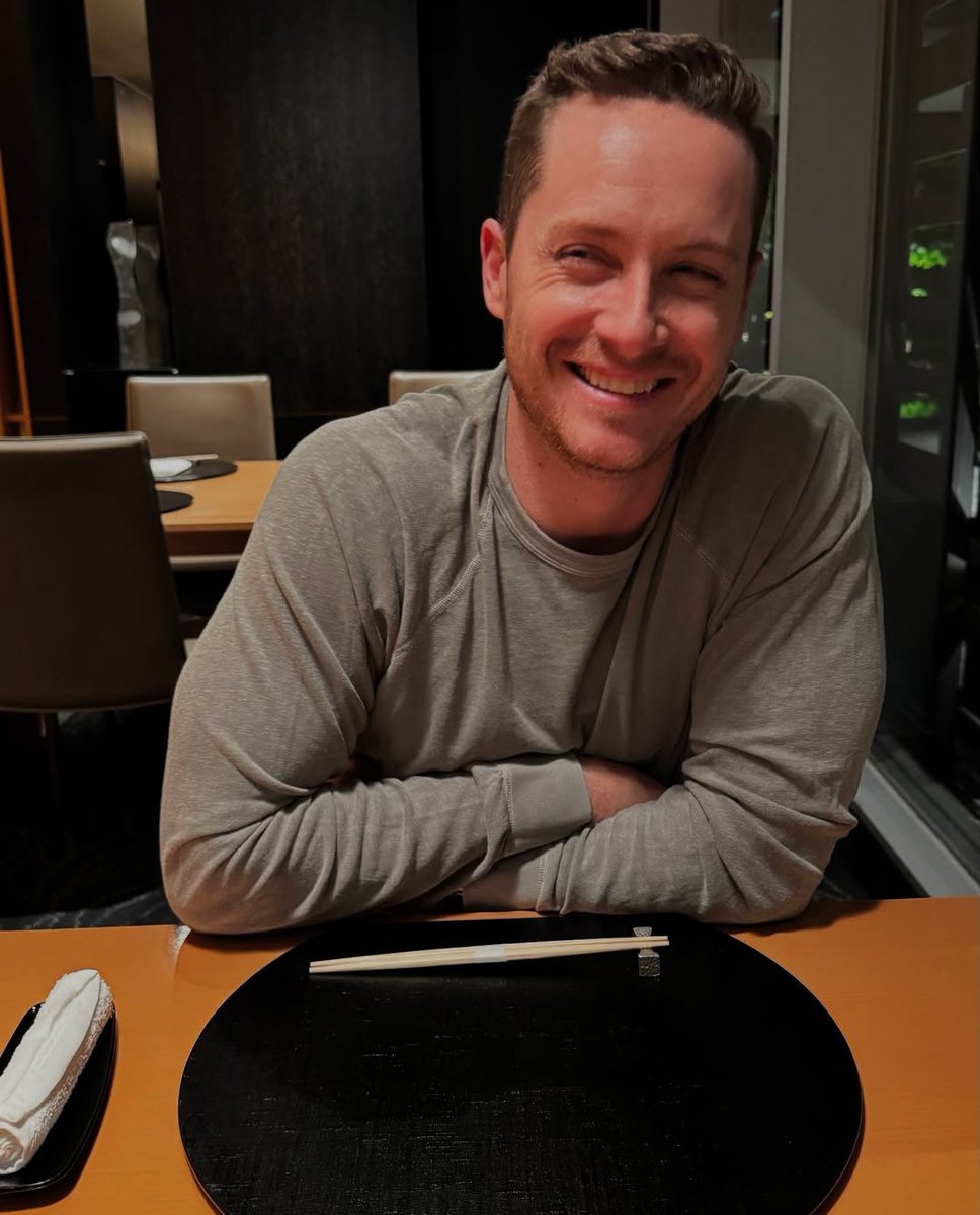 moonycpd's tweet photo. It's been so long since I've had any upstead thoughts, but this is just such a Jay expression when he's alone with Hailey and he lets himself relax and enjoy the moment. https://t.co/HV8LaIRkAO