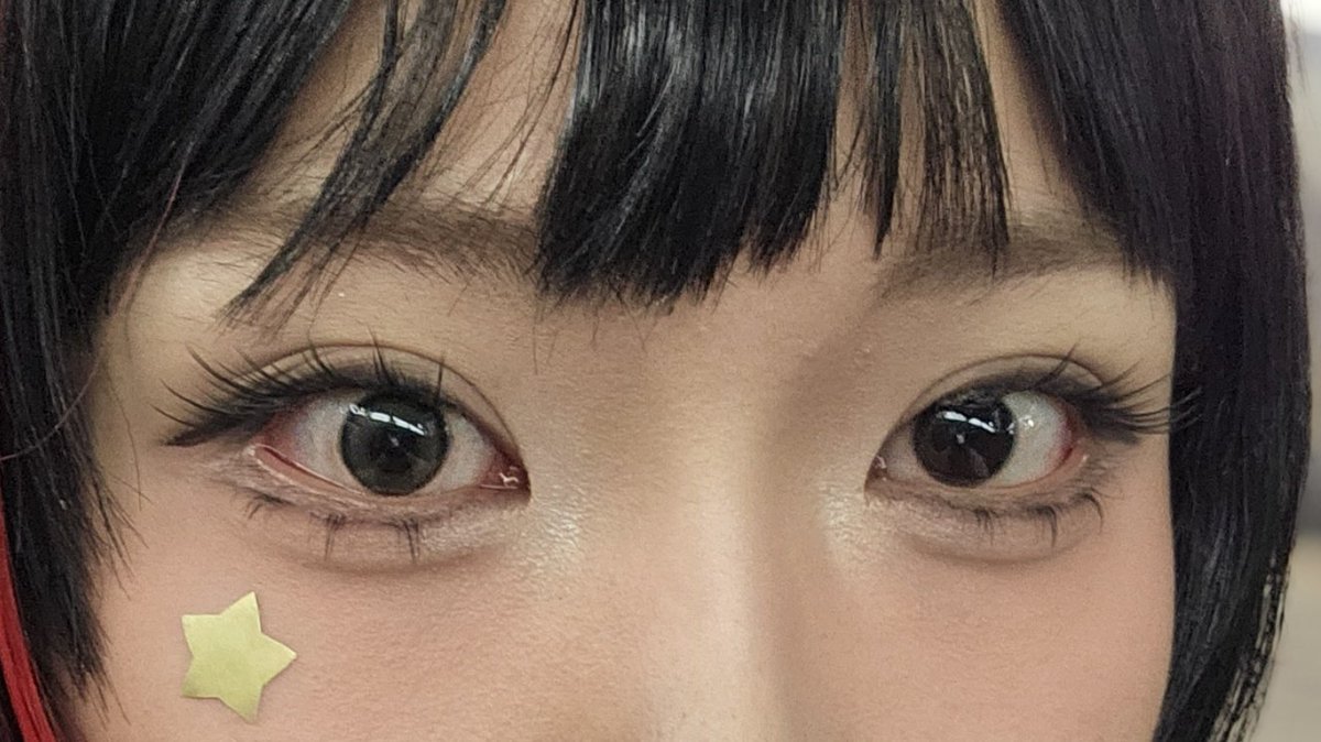 렌즈 직경 실화냐
헐 눈앞머리화장 까먹음 미친