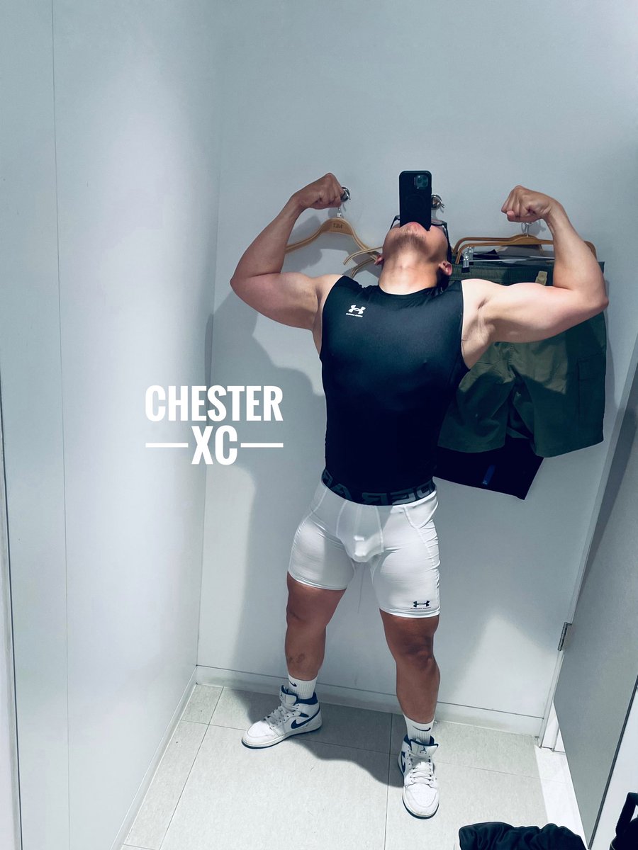 練腿完忍不住到更衣室裏發騷！
已經忘記上次什麼時候解鎖射精，虎鞭永遠無法感受緊身褲的觸感，主人說，只能隔著鎖一直硬在籠子裏，烙印出鎖痕在緊身褲上才是最應該的狀態！
（幹～我好想射呀！但褲子上的鎖痕時刻在提醒我，這身體已是主人的所有物，被管控奴役著。😖😖😖