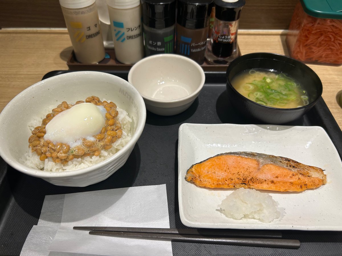 RYO_SuperDance's tweet photo. 松屋　朝食
Wで選べる玉子かけごはん
350円と朝割のシャケ230円の
計580円
ライス大盛り無料。
美味い https://t.co/iXttd8NJa9