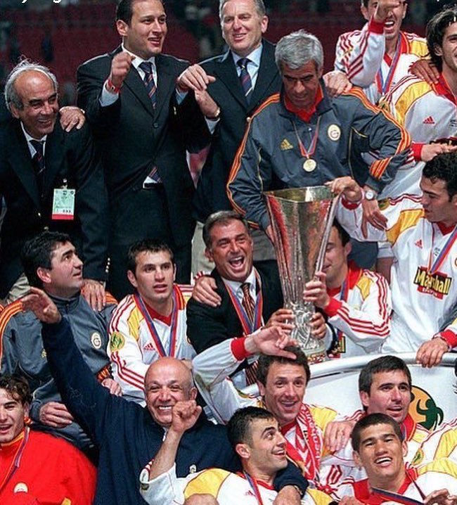 goal90tr's tweet photo. 17 Mayıs 2000
Türk futbol tarihinin altın günü!
Galatasaray, Arsenal’i penaltılarla geçerek UEFA Kupasını kazandı.
Bir Türk takımı Avrupa’da kupa kaldırdı!
Asla unutulmayacak.
#Galatasaray #UEFA2000 #17Mayıs2000 #TarihBirKereYazıldı #AslanlarAvrupaFatihi https://t.co/fqi0GXVpdC