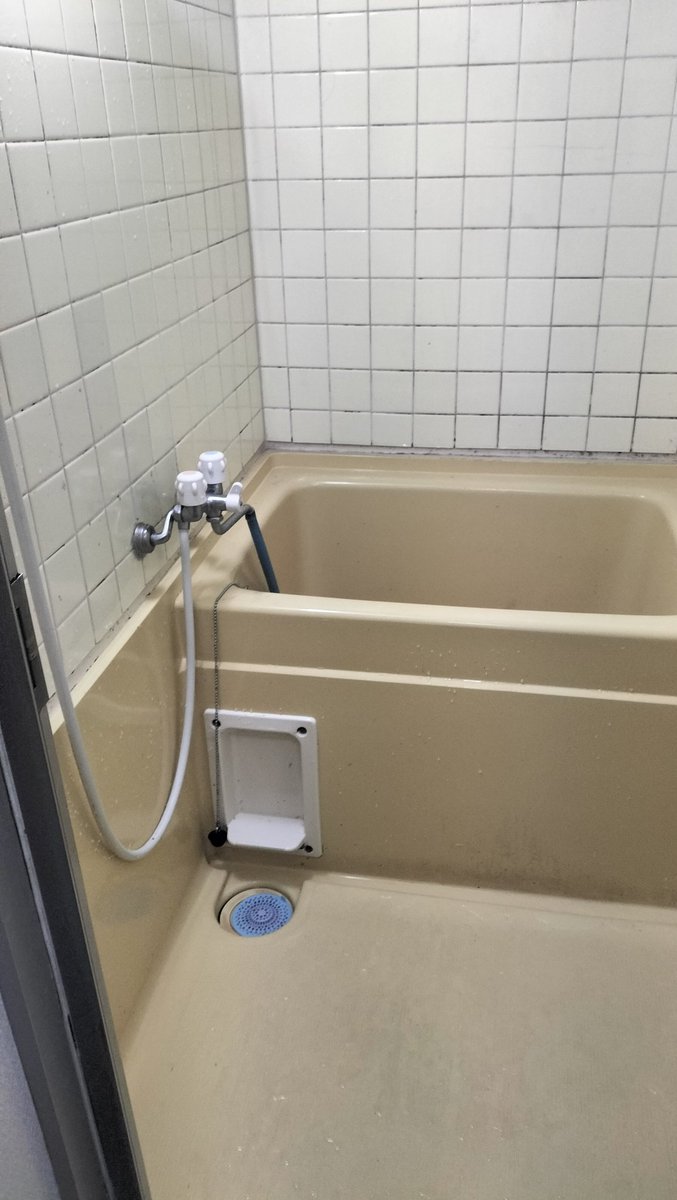 油断した・・
チョット油断したらシャワー室汚れてた、最近使った人ごめんなさい(_ _;)
って事で朝から浴室とトイレ掃除、
まあ古いからこんなもんで勘弁して、