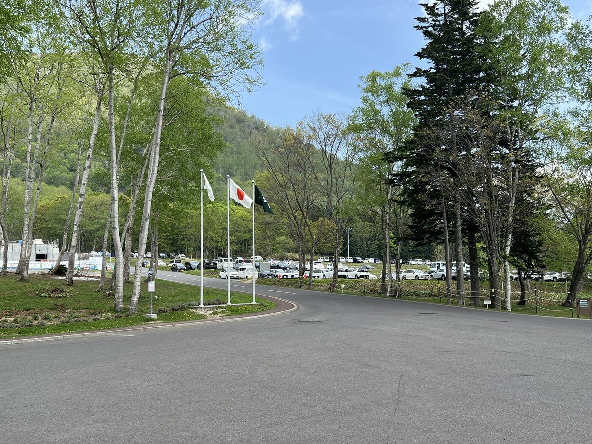 おはようていざん🏔️今朝は頂上に笠雲がかかっておりました🌤️

新緑の季節を迎え爽やかな風吹く中、隣接のニセコビレッジゴルフコースは本日オープンです🎊

ゴルフプランにつきましてはホームページにてご案内しております⛳️♨️

#ヒルトンニセコビレッジ #ニセコ #ゴルフ