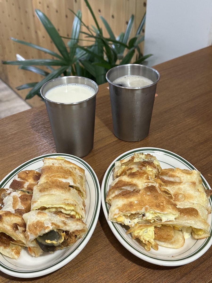 朝食はアツアツのオムレツとコクのある豆乳で、まさに完璧な前置きです。😍