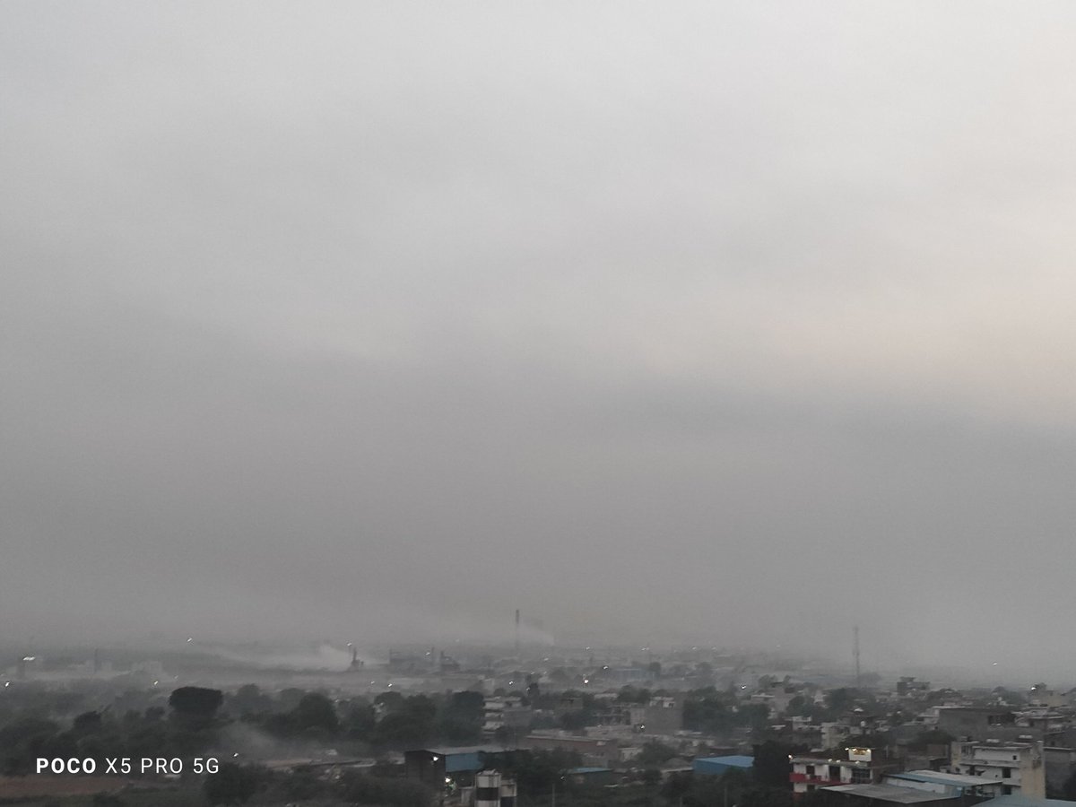 इन तस्वीरों को देखकर इसे बांग्लादेश मत समझ लेना, यह नजारे ग्रेटर नोएडा के हैं। फैक्ट्री 24/7 हवा को इसी तरह दूषित कर रही हैं। क्या प्रशासन सिर्फ आम और गरीब जनता पर ही सख्ती दिखता है? 
<a href="/noidapolice/">POLICE COMMISSIONERATE GAUTAM BUDDH NAGAR</a> <a href="/UPGovt/">Government of UP</a> <a href="/Uppolice/">UP POLICE</a> <a href="/UNEP/">UN Environment Programme</a> 
📍 Surajpur Site-C, Greater Noida