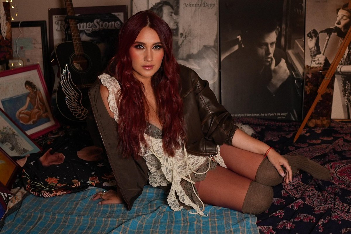 billboard_col's tweet image. ✨ 15 años después…
Dulce María regresa a la habitación donde todo comenzó 🛏️💫

En mayo de 2009 lanzaba su primer sencillo como solista: “Inevitable” 🎶🔥
Hoy, en ese mismo lugar… algo nuevo está por nacer 👀🎤❤️‍🔥

#DulceMaría