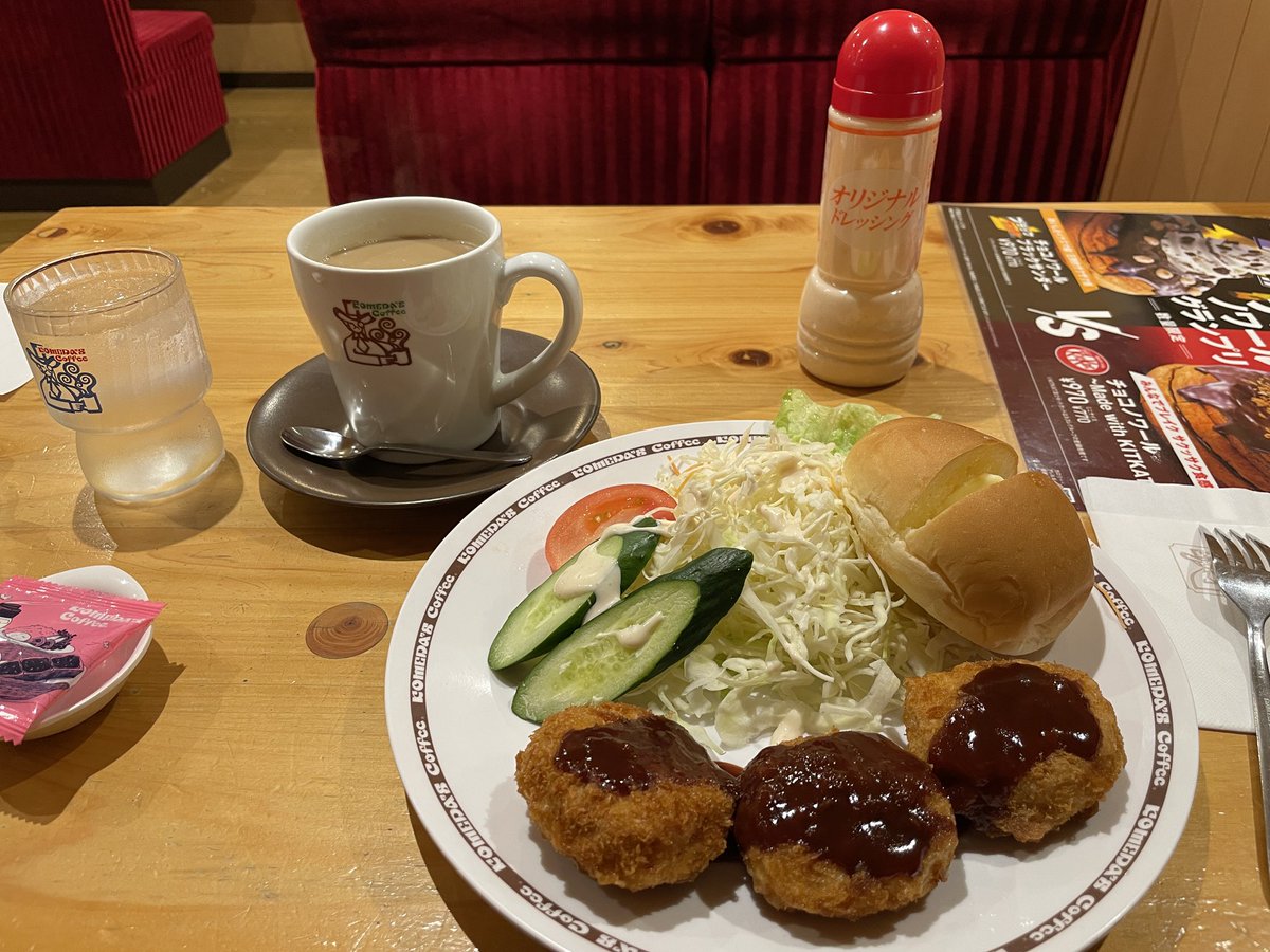 hinoenya's tweet photo. 本当はiPadも持っていくつもりだったけど、あまりの重さに玄関先で抜いていった。
帽子も折り畳み杖(腰痛悪化中。痛み止めを信じて…)も置いて出た。
画像はコメダでポメラタイム。昨日はとっても捗った。
#DM200 https://t.co/JvtEw8aKHX