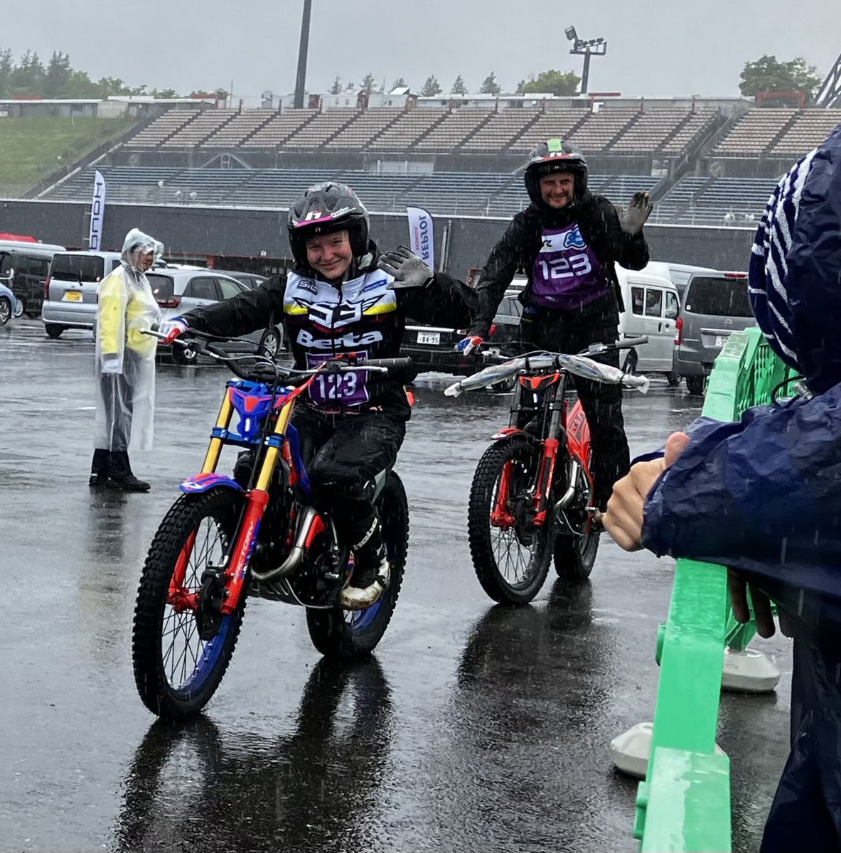 moriwaki19's tweet image. おはようございます。もてぎでは「Webike Festival」と「WORLD TRIAL JAPAN」がスタートしました!
モリワキブースでは全日本トライアルチャンピオン #小川友幸 選手もオススメのモリワキ最中の販売とモリワキグッズを販売中! モリワキフラッグもプレゼント。
お待ちしています！

#モリワキ #webike