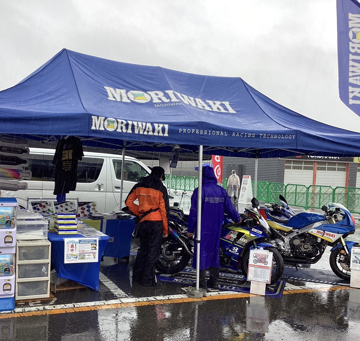 moriwaki19's tweet image. おはようございます。もてぎでは「Webike Festival」と「WORLD TRIAL JAPAN」がスタートしました!
モリワキブースでは全日本トライアルチャンピオン #小川友幸 選手もオススメのモリワキ最中の販売とモリワキグッズを販売中! モリワキフラッグもプレゼント。
お待ちしています！

#モリワキ #webike