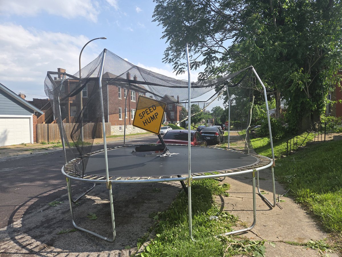 deepwithfuture's tweet photo. St.Louis is a mess. https://t.co/NpujvY1rVO