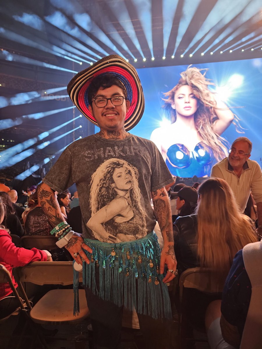 robbyadventures's tweet photo. ready for the queen @shakira #LMYNLWorldTourNJ #LMYNLWorldTour https://t.co/fMpHG4xkl3
