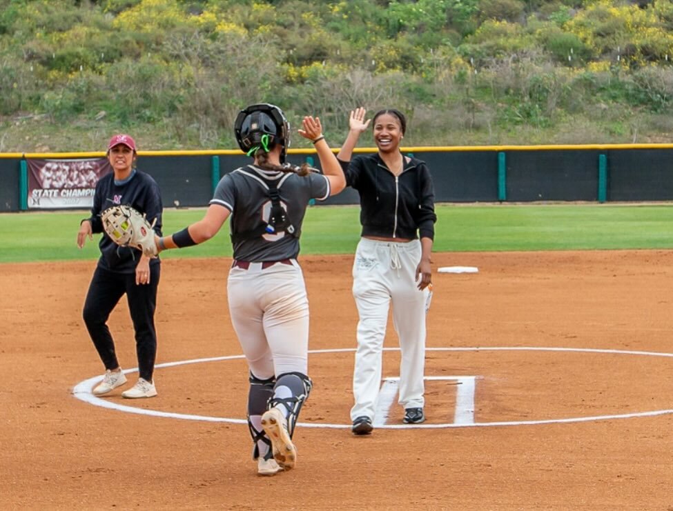 📸 Flashback Friday at Mt. SAC! 🥎🏀

From basketball powerhouse to softball star — it was greatness recognizing greatness as 2x WBCA All-American, 2x SoCal State Player of the Year, and 2x South Coast Conference MVP Daisia Mitchell threw out the first p… instagr.am/p/DJvFIFPP_7E/