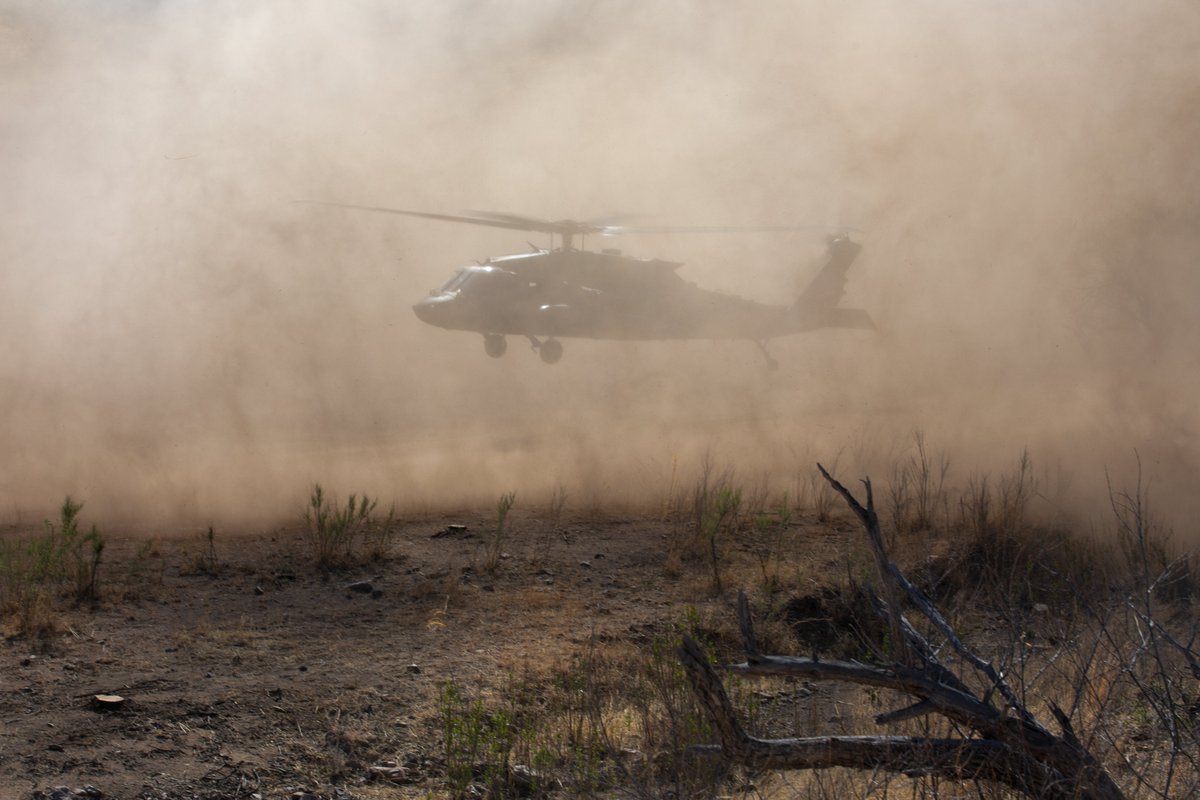 1st Battalion, 41st Infantry Regiment, demonstrates agility with CH-47 Chinooks in Dona Ana, NM, and UH-60 Black Hawks in Tucson, AZ, providing essential air support for #bordersecurity. @jtfsouthernborder is committed to full-scale operations to secure the #southernborder.