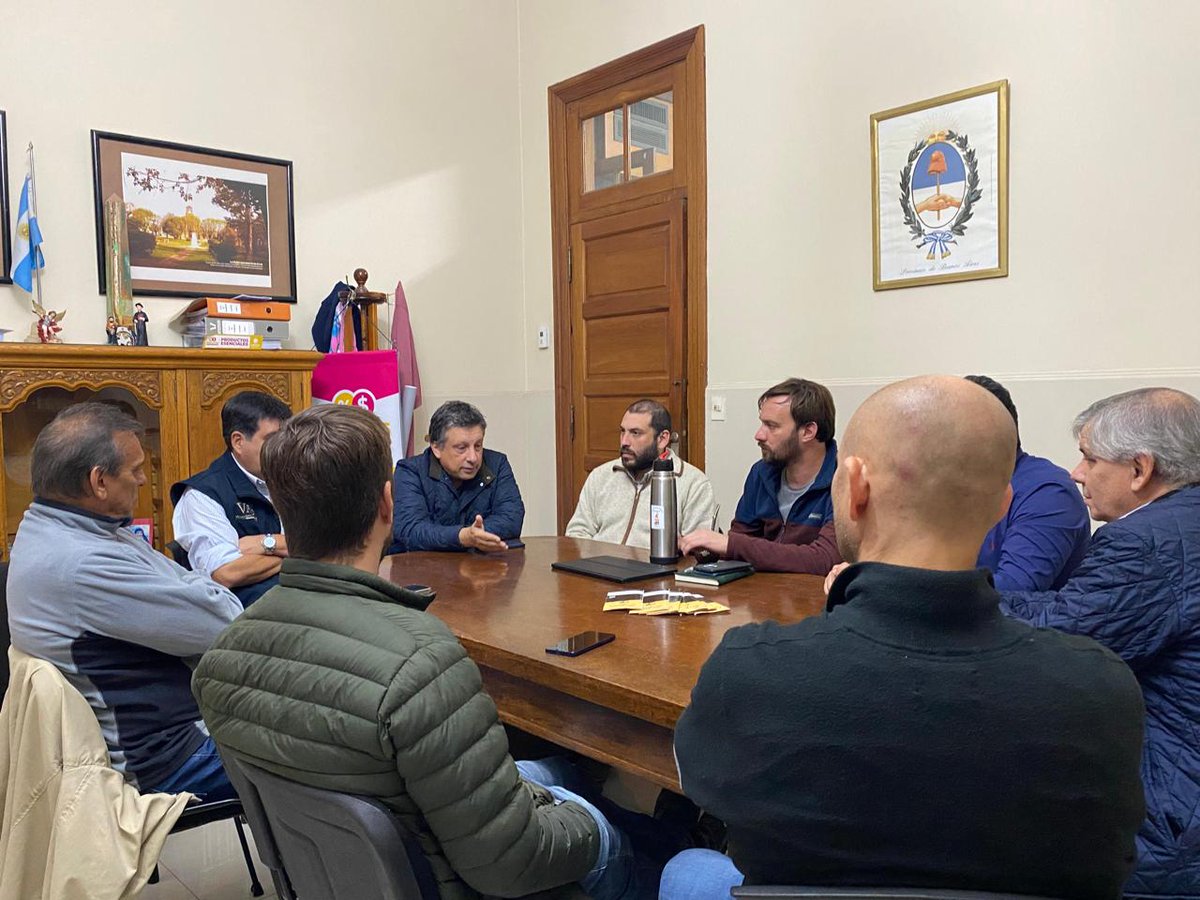 En Suipacha, con los Intendentes <a href="/JuanluisMancini/">Juan Luis Mancini</a> <a href="/juaniustarroz/">Juani Ustarroz</a> <a href="/germanlago1/">German Lago</a> recibimos al Ministro <a href="/MartinMarinucci/">Martín Marinucci</a>,  para intentar resolver la falta de  transporte público que una nuestros distritos, con énfasis en el traslado de los estudiantes terciarios y universitarios.