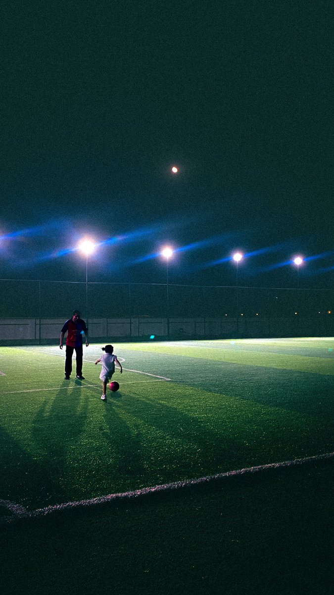 hamoodczx's tweet photo. Dana wanted to play soccer at midnight….. i guess its a race to the (cool uncle) position https://t.co/F0qCFqVGOG