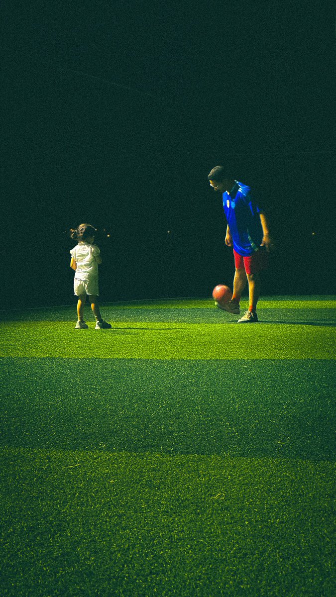 hamoodczx's tweet photo. Dana wanted to play soccer at midnight….. i guess its a race to the (cool uncle) position https://t.co/F0qCFqVGOG