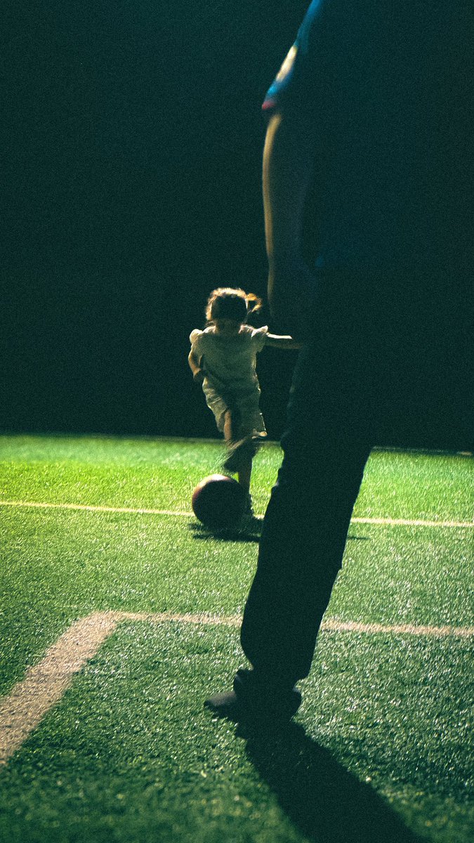 hamoodczx's tweet photo. Dana wanted to play soccer at midnight….. i guess its a race to the (cool uncle) position https://t.co/F0qCFqVGOG