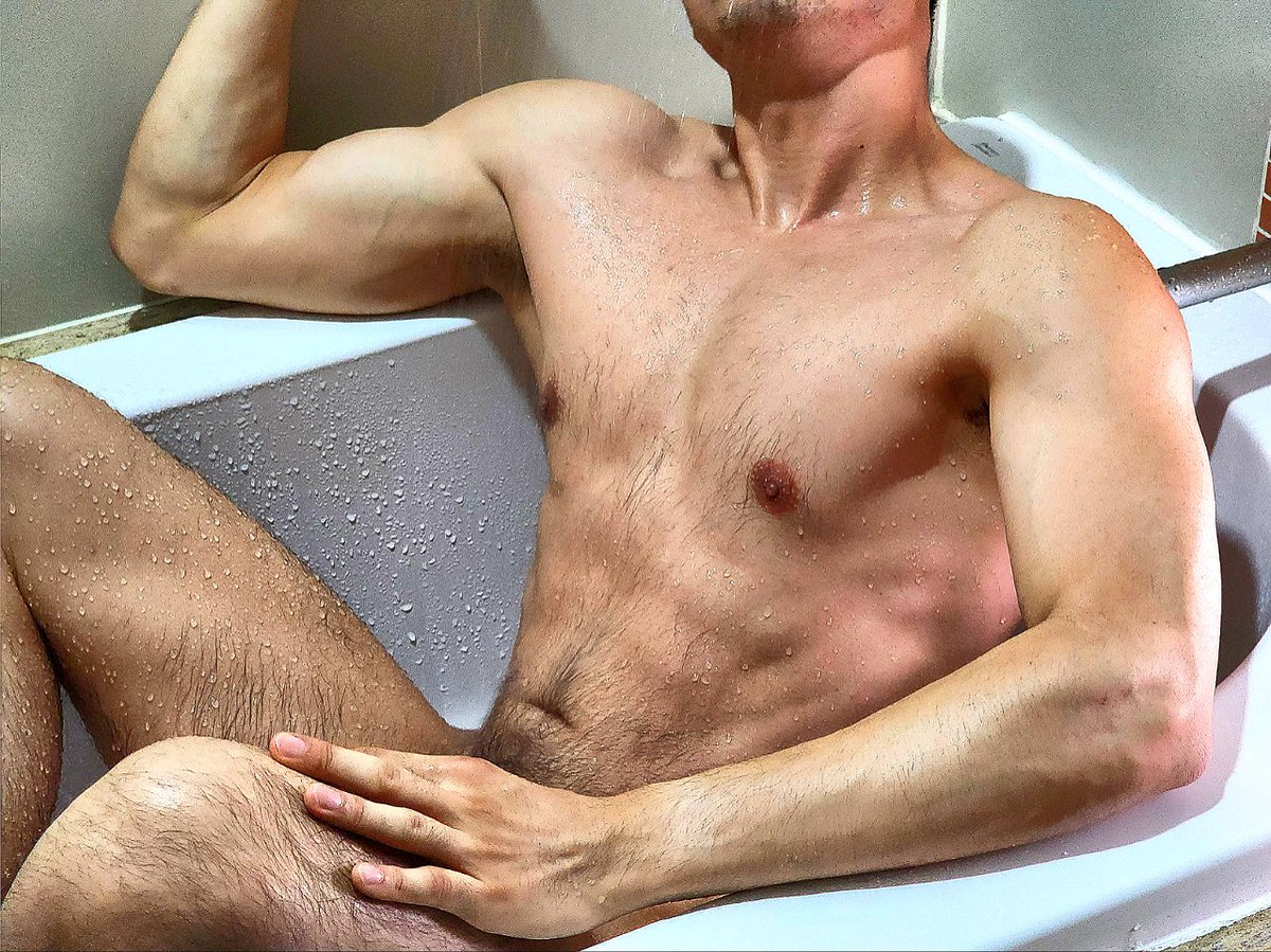 Me: ready to soak like 👑 
Also me: forgot the bath bomb 🥹