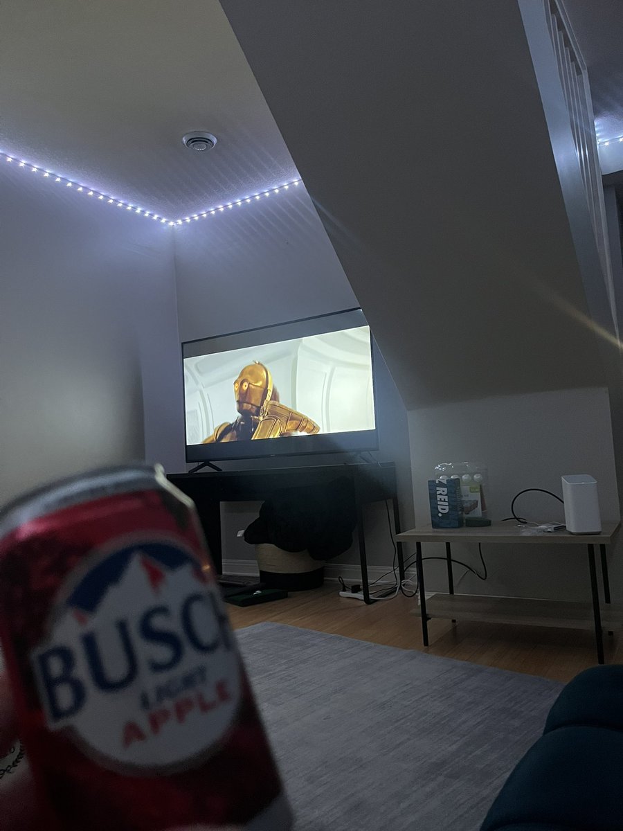 stevothdreamo's tweet photo. Star Wars and bapples. Back to the fundamentals it’s about the work you do when nobody’s watching #ChillFriday #StarWars https://t.co/Xu43TEx1wX