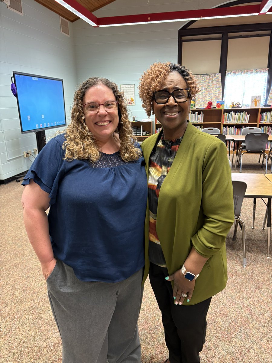 LibrarianScarlt's tweet image. Thursday was an extra fun day @BowermanStars ! We passed out packs of books to every K-5 student to support their summer reading. Dr. Lathan even came to help. 😊 #SPSreadtosucceed @officialSPS @DrGrenitaLathan #SPSlib