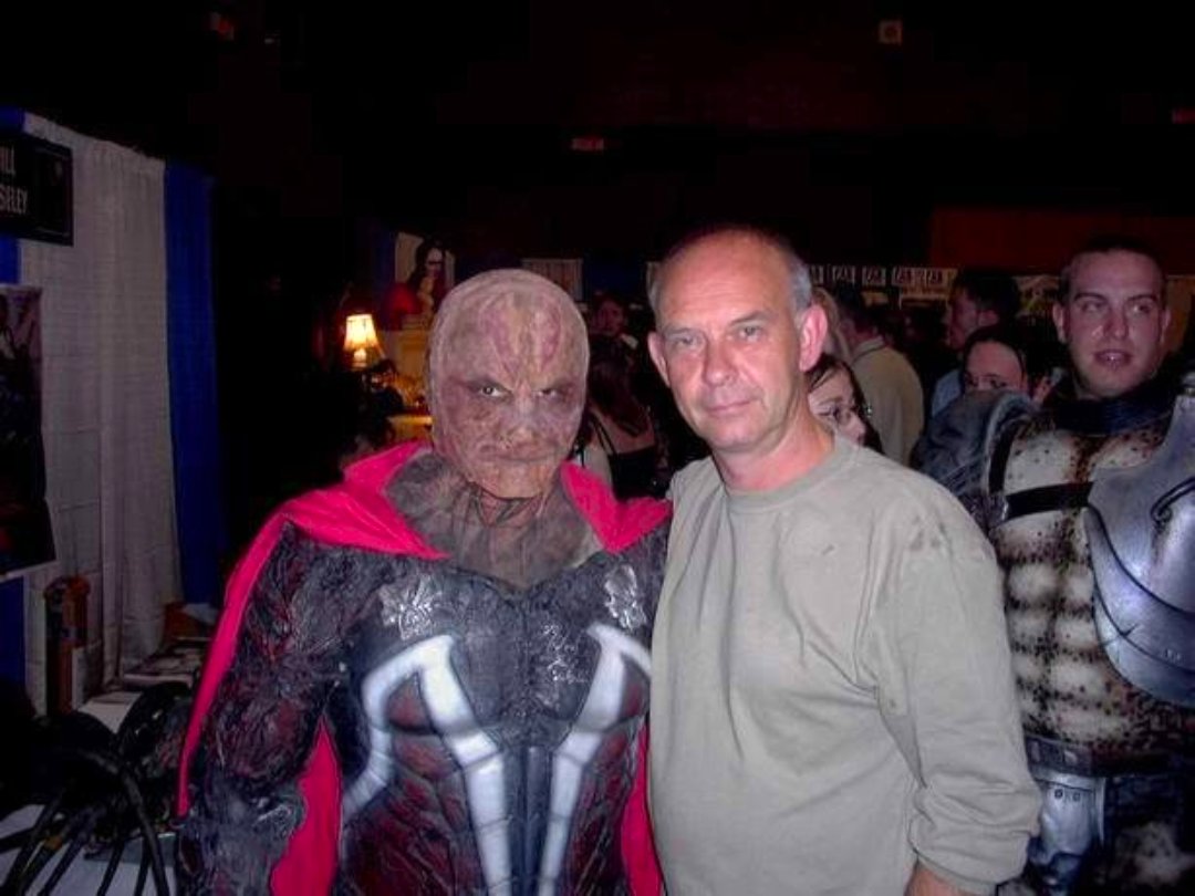 SpawnArchive's tweet photo. Spawn cosplayer with Doug Bradley at a horror convention (2002).
#Spawn https://t.co/uIXpZrlQRd
