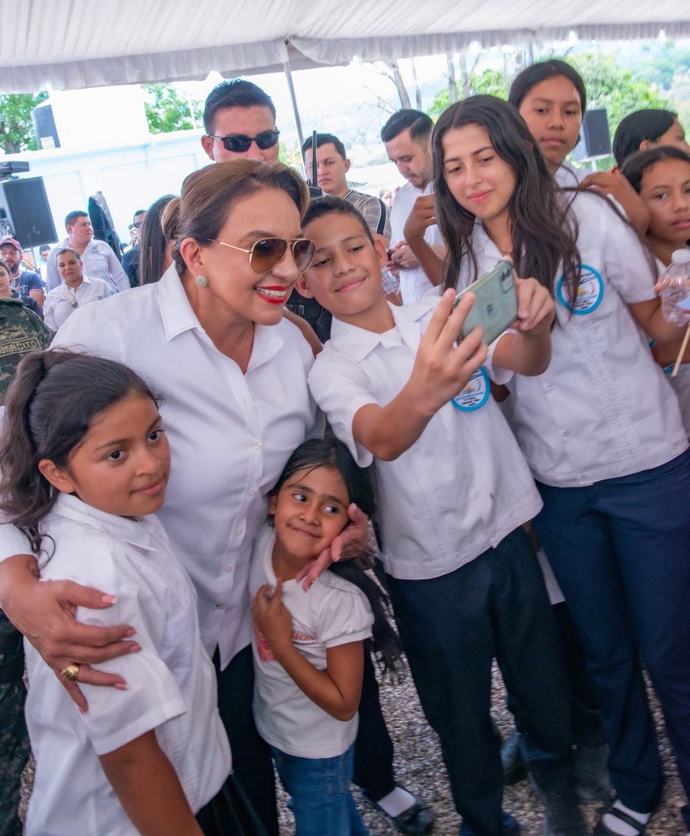 En Lempira inauguramos el Instituto El Progreso, un espacio de esperanza y formación técnica para nuestra juventud, que tiene derecho a crecer con dignidad, emprender en su tierra sin tener que migrar. Ustedes no están al margen, están al frente de la refundación. También