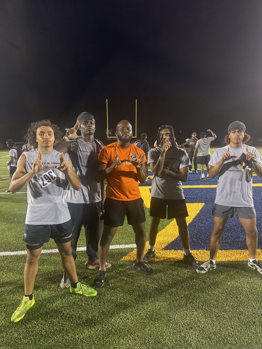 Dareon “stash” Ripley (@dareonripley1) on Twitter photo Had an amazing experience at <a href="/EmoryHenry_FB/">E&H Football</a> 757 Camp. Thank you to <a href="/fbcoachsamp/">Coach Sampson</a> <a href="/CoachQHunter/">Quintin Hunter</a> <a href="/CoachRoach757/">Rochelle Peebles III</a> <a href="/CoachFerg757/">Darius Ferguson</a>
#UpTopBoyz Had an amazing experience at <a href="/EmoryHenry_FB/">E&H Football</a> 757 Camp. Thank you to <a href="/fbcoachsamp/">Coach Sampson</a> <a href="/CoachQHunter/">Quintin Hunter</a> <a href="/CoachRoach757/">Rochelle Peebles III</a> <a href="/CoachFerg757/">Darius Ferguson</a>
#UpTopBoyz