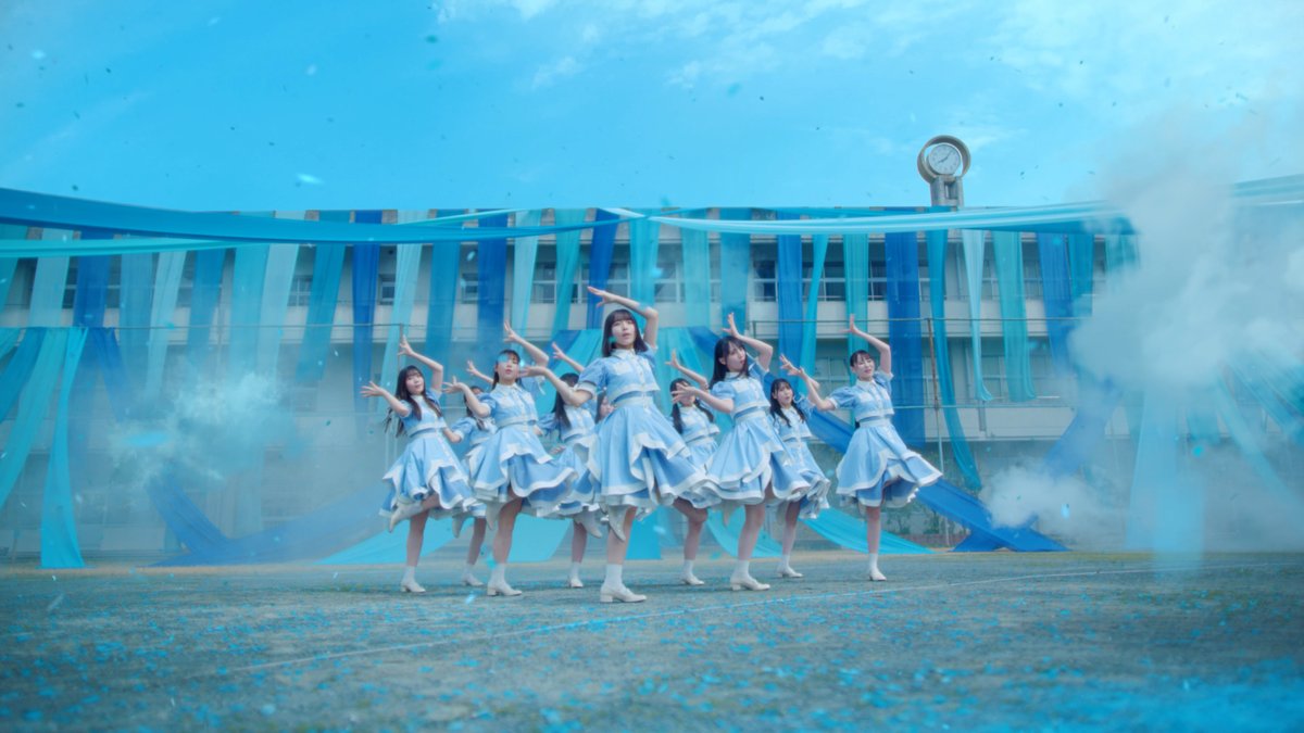 hayatoandy's tweet photo. 日向坂46『ジャーマンアイリス』　演出しました。彼女たちの学校生活を１色の青世界に閉じ込めて、儚さを演じてもらいました。後半その世界が、これからの彼女たちの空に見えるような雰囲気を感じてもらえればと思います。https://t.co/GNibA7npIg
#日向坂46_ジャーマンアイリス 　 #日向坂46 https://t.co/jIt1HOxa1x