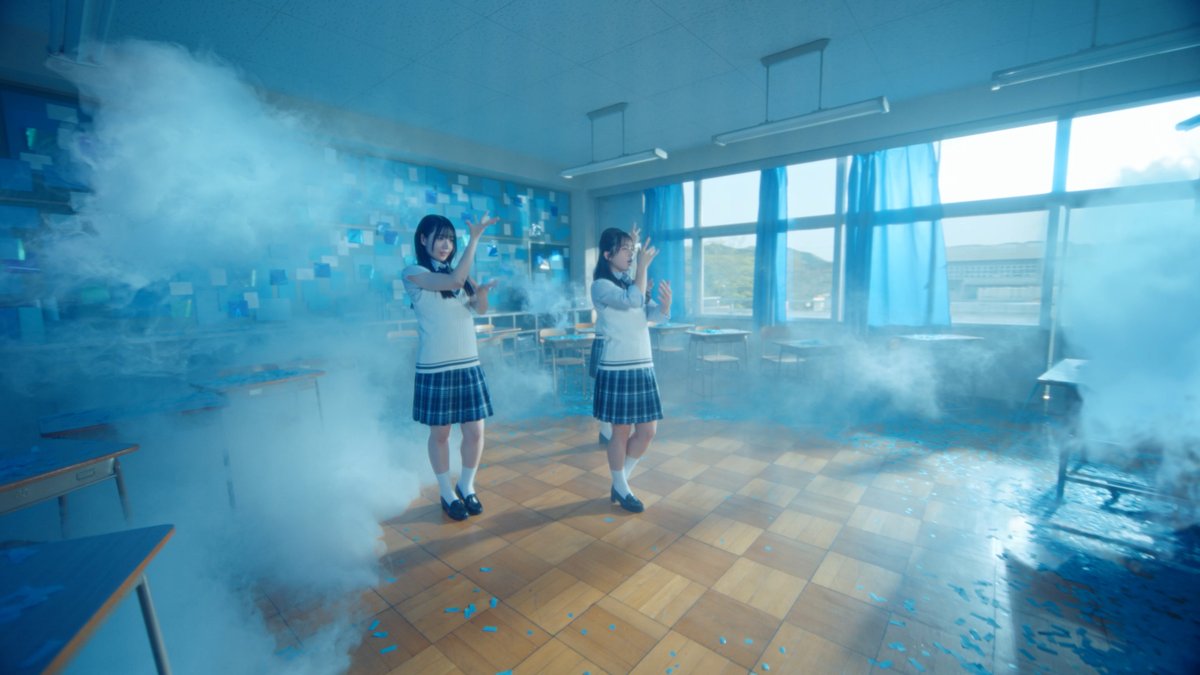hayatoandy's tweet photo. 日向坂46『ジャーマンアイリス』　演出しました。彼女たちの学校生活を１色の青世界に閉じ込めて、儚さを演じてもらいました。後半その世界が、これからの彼女たちの空に見えるような雰囲気を感じてもらえればと思います。https://t.co/GNibA7npIg
#日向坂46_ジャーマンアイリス 　 #日向坂46 https://t.co/jIt1HOxa1x