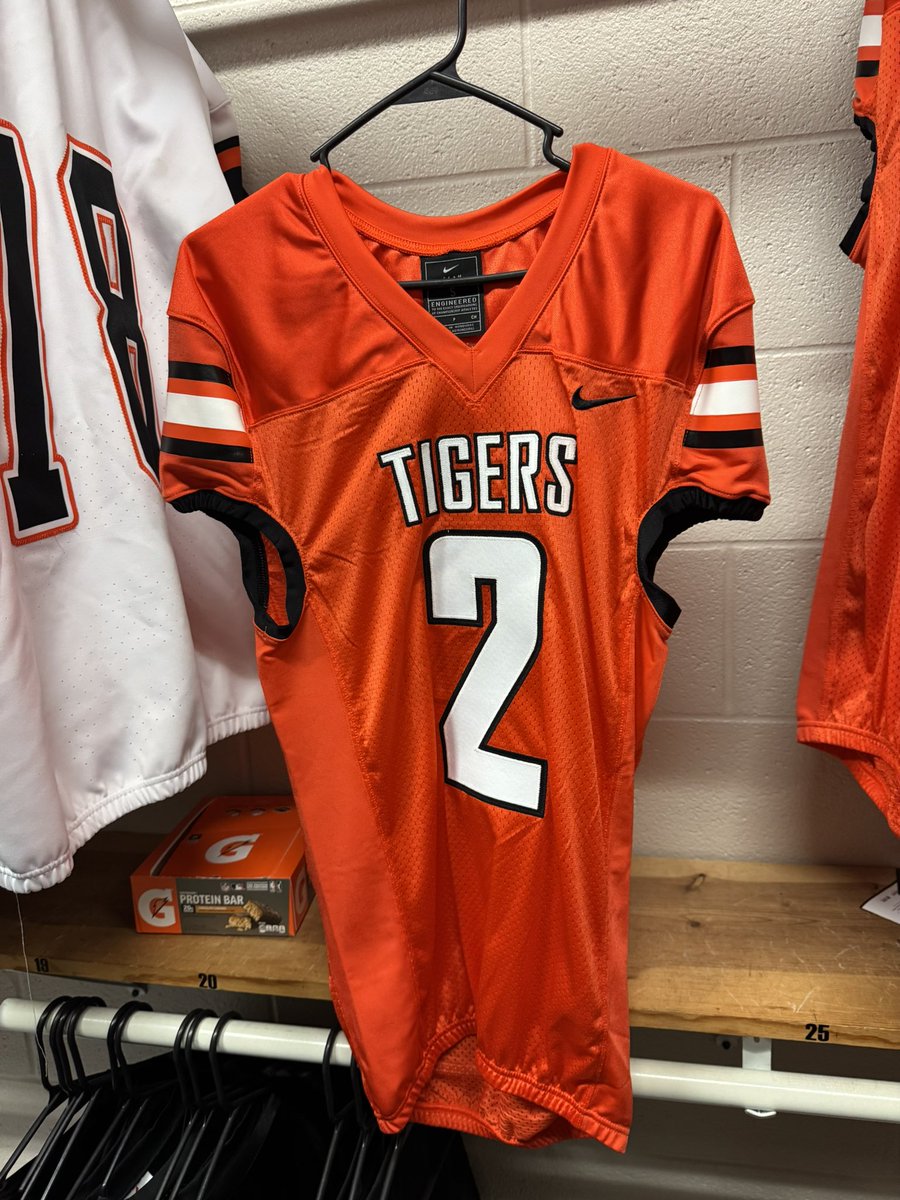 The_CoachLo's tweet photo. Can’t wait to see these new 🍊 jerseys under the Friday Night Lights this fall!!! 

🔥🔥🔥🔥🐅🐅🐅🐅🐅 https://t.co/uuoJyUPvSx