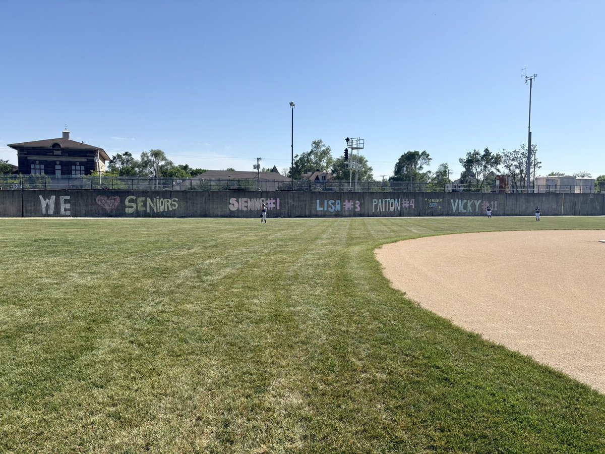 Happy Senior Day! 

These 4 seniors should be very proud of themselves and everything they have accomplished throughout their high school careers! They would not be where they are without their families support! 

Steelmen softball will miss our seniors!!

#JCSB 💙💛
